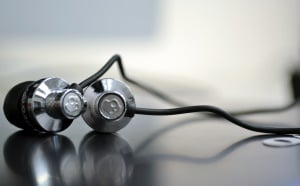 Image shows a pair of skullcandy earbuds on a desk.